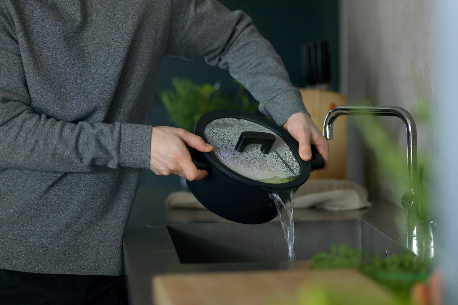 Fiskars Hard Face Sauteuse 26cm, 2,8L Avec Couvercle 4 Fiskars Hard Face Sauteuse 26cm, 2,8L Avec Couvercle – Image 4