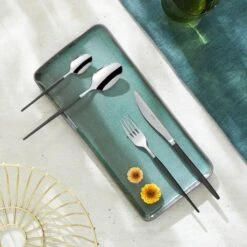 Amefa Soprano 1114 Set De Couverts 16 Pièces 11 Amefa Soprano 1114 Set De Couverts 16 Pièces -Victokai Boutique soprano bestekset 16 delig zwart ambiance 1114dttr16b60